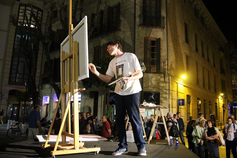 El artista Carlos Pardo pinta un cuadro en directo con motivo de la celebración de la noche de los Museos de Murcia